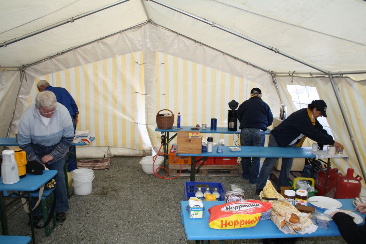 Die "Küchencrew" bei der Vorbereitung der "NATO-Pause"