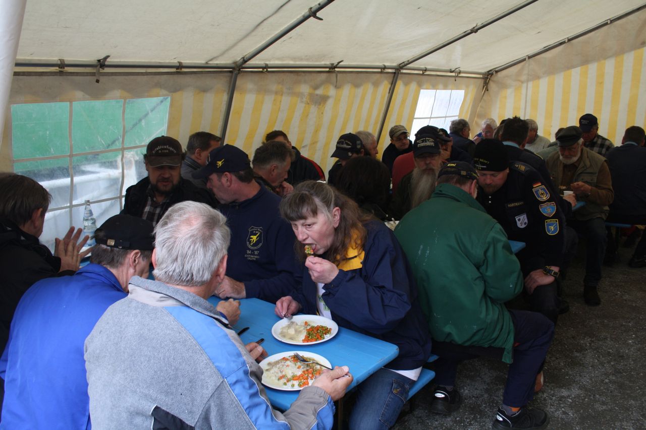 Mittagessen im Versorgungszelt