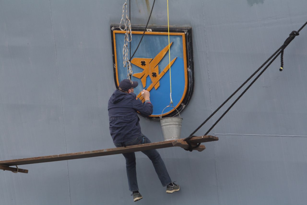 Stefan Schenk beim Pönen des Bugwappen