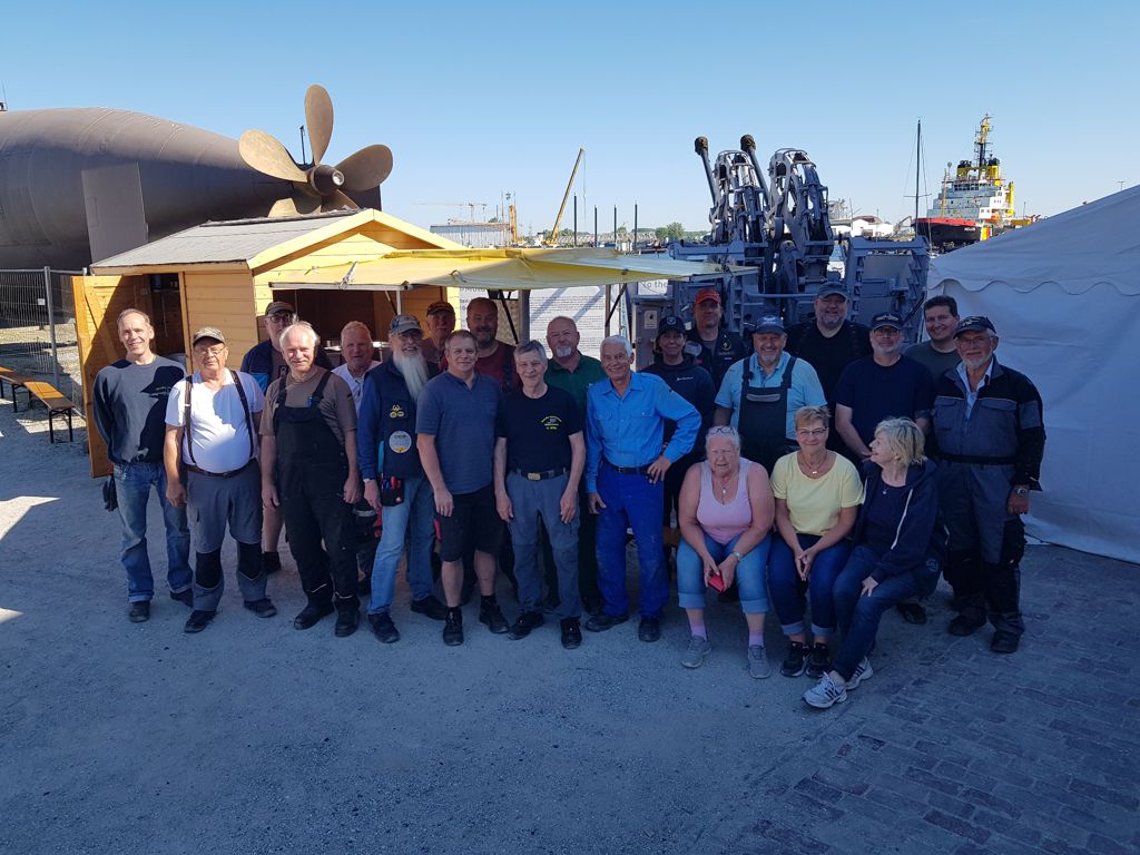 Gruppenbild der PönEx Teilnehmenden vor der Gulaschkanone.