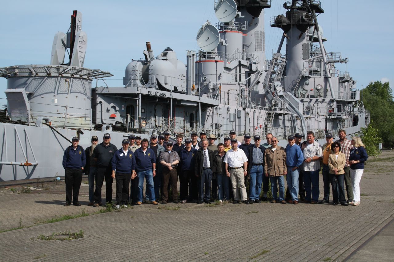 Gruppenfoto vor der Lütjens