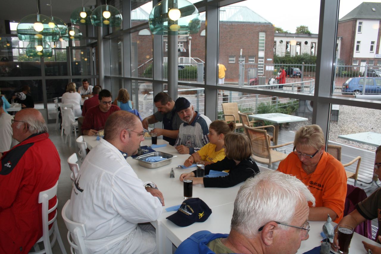 Die PönEx Crew August 2010 beim Mittagessen