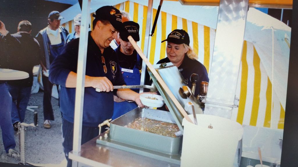 Karl-Heinz und Uschi bei der ersten Auagabe von Erbsensuppe an der Gulaschkanone 2010